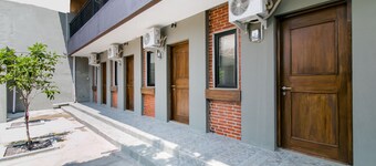 Capital O 1898 Louise Place