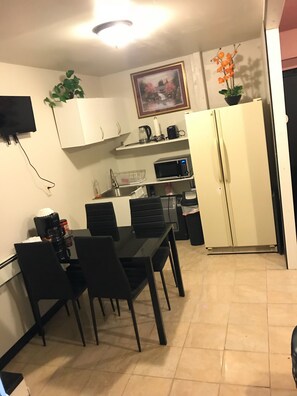 Interior - Convenient and clean studio near the beach and Newport. (Middletown)