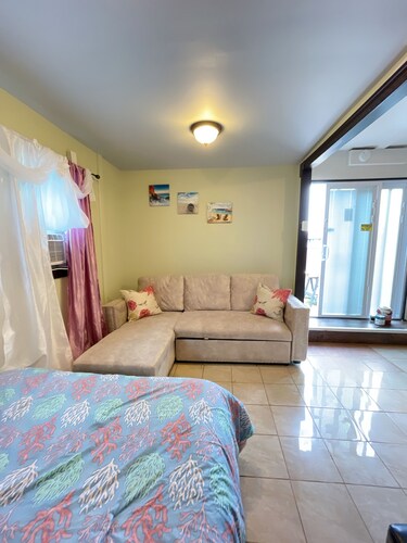 Convenient and clean studio near the beach and Newport.