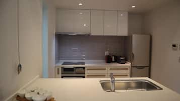 Superior-chalet, tupakointi kielletty, keittiö | Yksityinen keittiö | Jääkaappi, mikroaaltouuni, liesi, astianpesukone