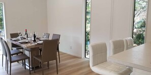 [Equipped with the latest equipment] Rental villa HAKUBA HOKUJO | In-room dining - Hakuba Hokujo (Hakuba)