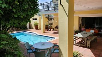 Daily buffet breakfast (ZAR 65 per person)