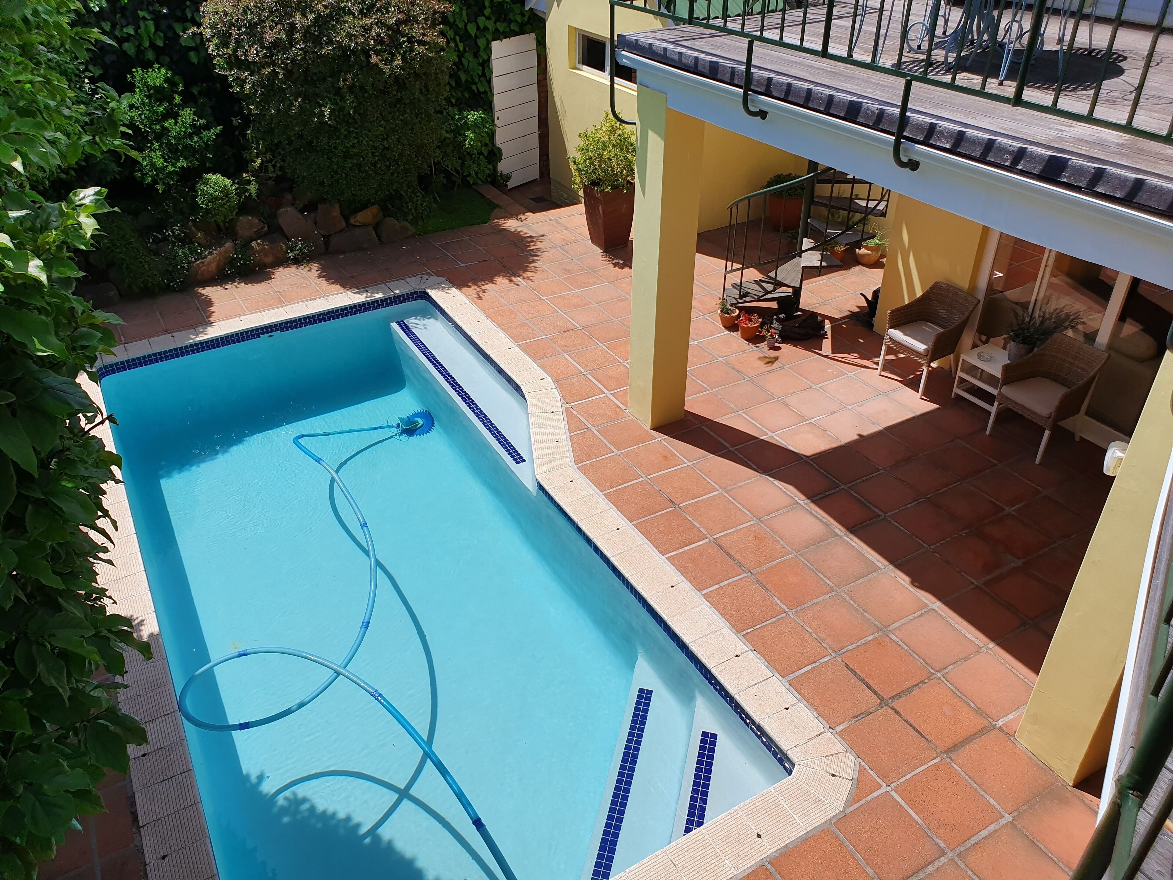 Una piscina al aire libre, tumbonas