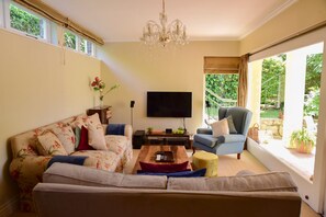 Lobby sitting area - On Pinewood Guest House (Cape Town)