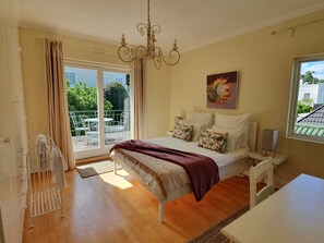 Queen Room | Premium bedding, Tempur-Pedic beds, in-room safe, free WiFi - On Pinewood Guest House (Cape Town)