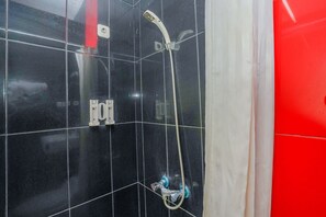 Standaard tweepersoonskamer | Badkamer | Een douche, handdoeken