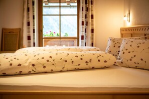 1 bedroom, desk, WiFi, bed sheets - Apartment Kreuzspitze on the second floor at House Gutwenger (Innervillgraten)