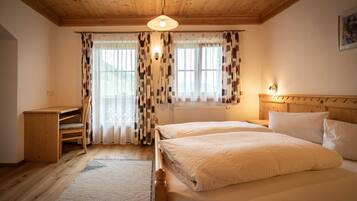 3 bedrooms, desk, WiFi, bed sheets