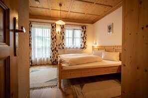 3 bedrooms, desk, WiFi, bed sheets