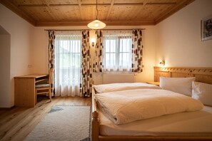 3 bedrooms, desk, WiFi, bed sheets