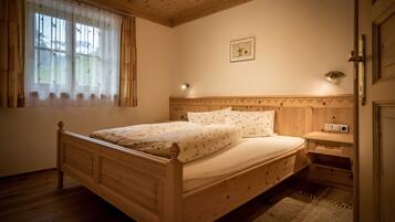 2 bedrooms, desk, WiFi, bed sheets