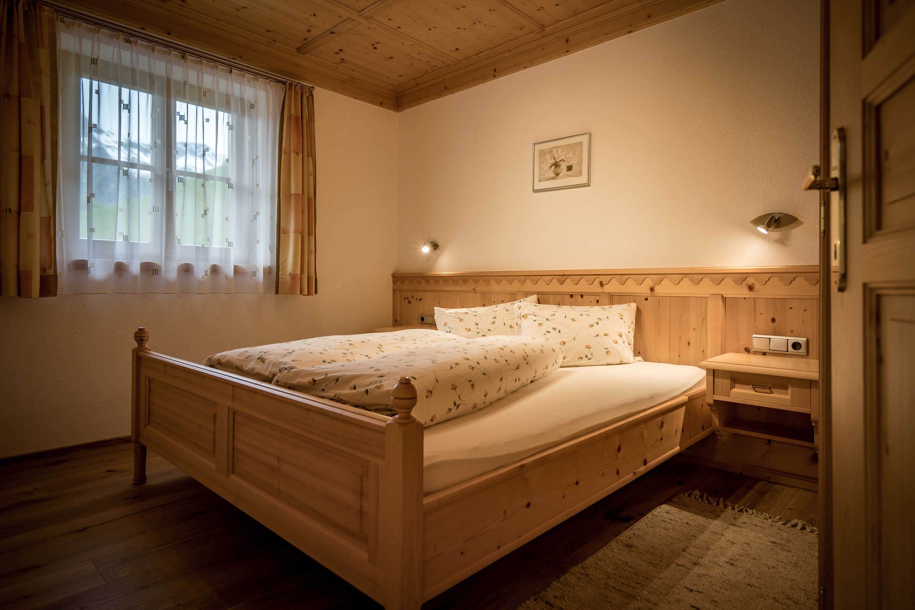 2 bedrooms, desk, WiFi, bed sheets