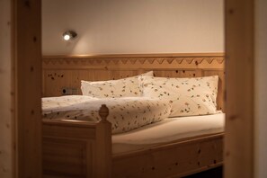 2 bedrooms, desk, WiFi, bed sheets