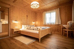 2 bedrooms, desk, WiFi, bed sheets