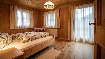 2 bedrooms, desk, WiFi, bed sheets