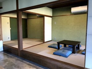 Vila família, para não fumantes, vista para o pátio | 1 quarto, individualmente decorados, cortinas blackout