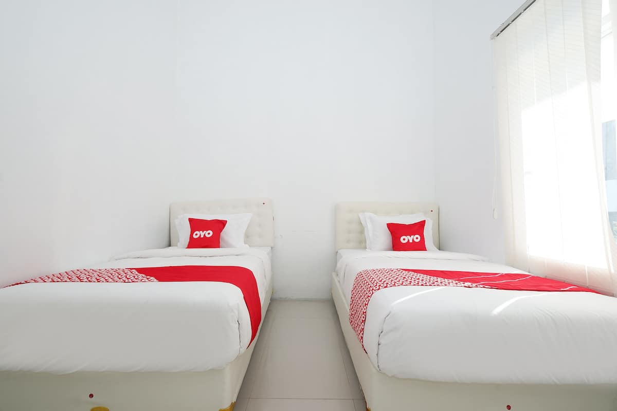 Standard Twin Room | Desk, free WiFi