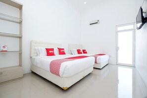 Family Room | Desk, free WiFi - Capital O 1888 Griya RW Family Guest House (Colomadu)