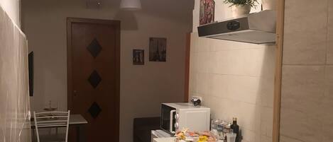 電子レンジ、オーブン、コンロ、調理器具と食器