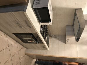Microwave, oven, stovetop, cookware/dishes/utensils
