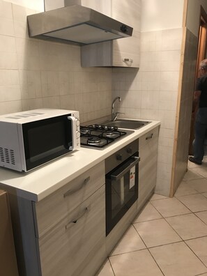 Microwave, oven, stovetop, cookware/dishes/utensils