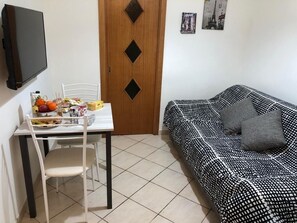 TV - The little house ... where everything is within reach (Napoli)