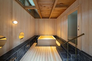 Villa, 2 chambres | Salle de bain | Baignoire et douche séparées, articles de toilette (gratuits)