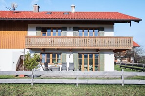 Exterior - Cosy Apartment "Bergblick" with Garden, Terrace & Wi-Fi; Parking Available (Bad Heilbrunn)