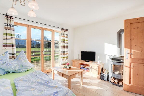 1 bedroom, iron/ironing board, free WiFi, bed sheets - Cosy Apartment "Bergblick" with Garden, Terrace & Wi-Fi; Parking Available (Bad Heilbrunn)