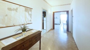A hallway with a wooden desk, a map on the wall, and a potted plant. - Villa Bel Panorama - a beautiful house with an amazing sea view (Portoferraio)
