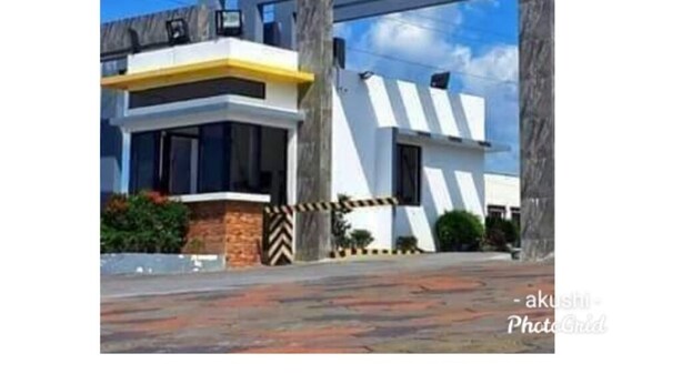 Un edificio moderno con facciata bianca e un dettaglio giallo, caratterizzato da un'ampia arcata.