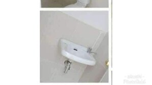 Un bagno con il water e un lavandino.