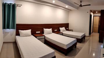 Deluxe Triple Room | Desk, free WiFi