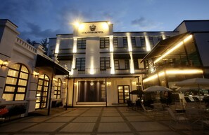 住宿正面 - 傍晚/夜晚