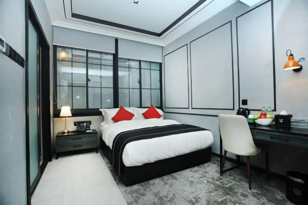 Minibar, in-room safe, individually decorated, individually furnished