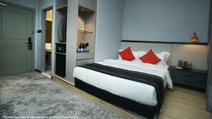 Habitación Deluxe (Queen) | Minibar, caja de seguridad en la habitación y escritorio