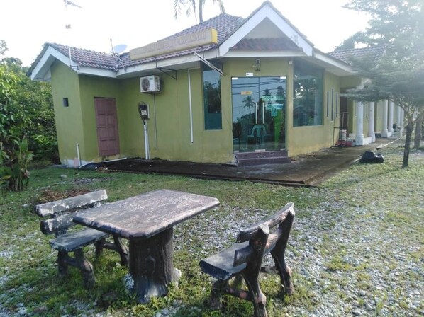 Outdoor dining - Dream Cube is only about 6 mins ride to Cenang Beach and Tengah Beach. (Langkawi)