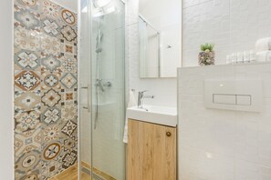 Villa, 3 habitaciones | Baño | Amenidades de baño gratuitas, secadora de cabello, toallas, jabón 