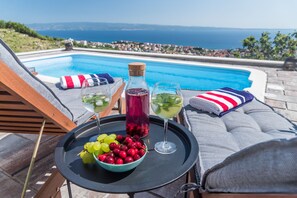 Alberca al aire libre por temporada y sombrillas en la alberca 