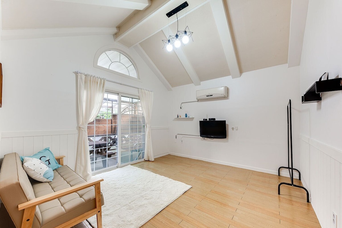 Maison, 1 chambre (Truedy #4) | Salle de séjour | Télévision à écran plat