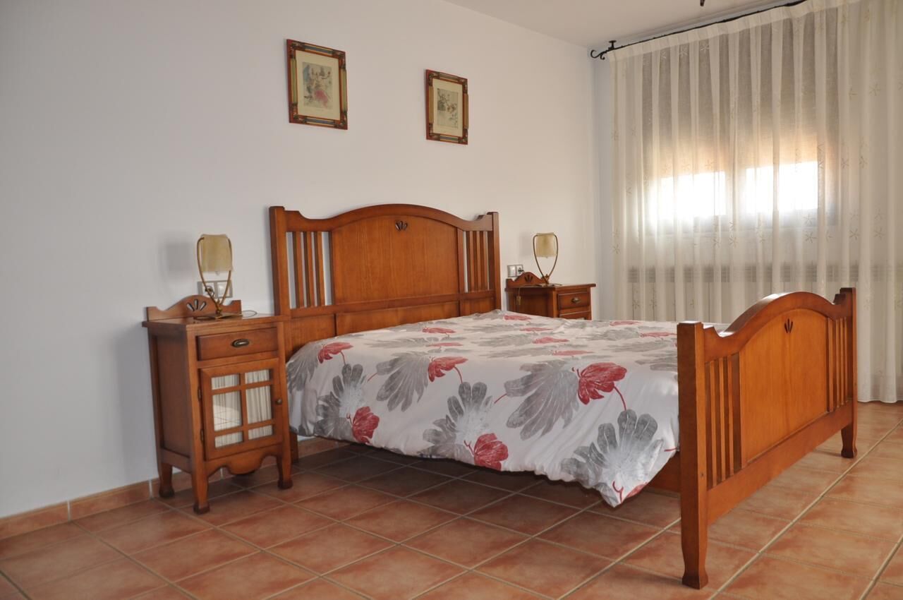 4 habitaciones, tabla de planchar con plancha, wifi y ropa de cama 
