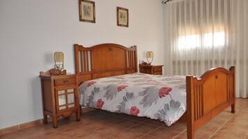 4 makuuhuonetta, silitysrauta/-lauta, Wi-Fi, vuodevaatteet