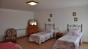 4 makuuhuonetta, silitysrauta/-lauta, Wi-Fi, vuodevaatteet