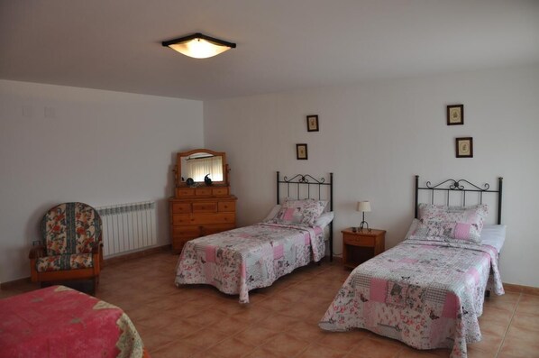 4 bedrooms, iron/ironing board, WiFi, bed sheets - CASA GARRÓN, in the heart of the Universal Mountains, Sierra de Albarracín (Moscardón)