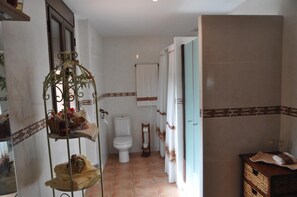Bathtub, bidet, towels - CASA GARRÓN, in the heart of the Universal Mountains, Sierra de Albarracín (Moscardón)