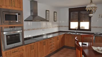 Microwave, dishwasher, coffee/tea maker, cookware/dishes/utensils