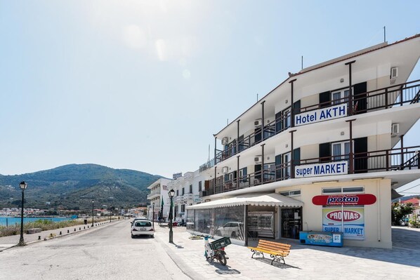 A building with a sign for Hotel AKTH and a Super MARKET.