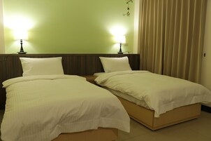 Escritorio, wifi gratis y ropa de cama