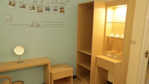 Une pièce avec un bureau en bois, un miroir et une étagère où sont posées des tasses.