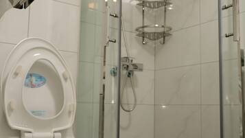 Double Room | Bathroom | Shower, free toiletries, hair dryer, slippers